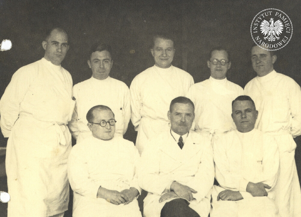 Carl Clauberg siedzi w pierwszym rzędzie, pierwszy od lewej. Miejsce, okoliczności i data wykonania fotografii są nieznane (IPN Ka 114/43)