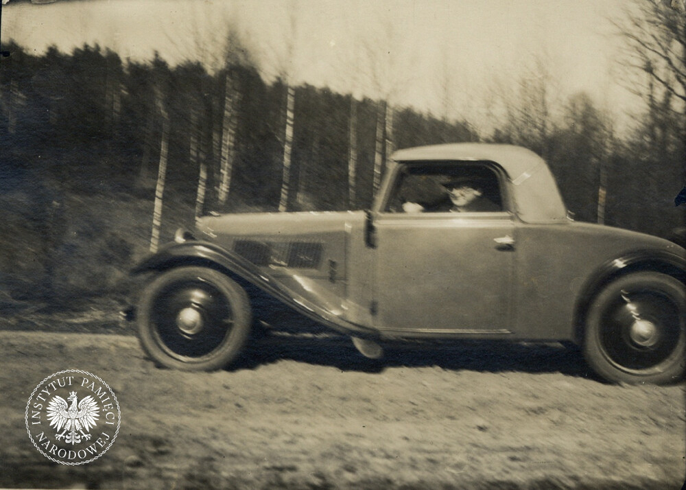Carl Clauberg w samochodzie. Miejsce, okoliczności i data wykonania fotografii są nieznane (IPN Ka 114/43)