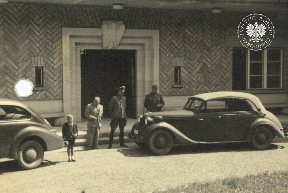 Carl Clauberg stoi drugi od lewej przed wejściem do rezydencji Prezydenta RP w Wiśle, w czasie okupacji zajętej przez SS. Okoliczności i data wykonania fotografii są nieznane (IPN Ka 114/43)