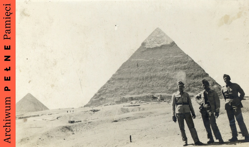 Żołnierze Brygady Strzelców Karpackich na tle piramid w Gizie, sygn. IPN Ka 1077/17