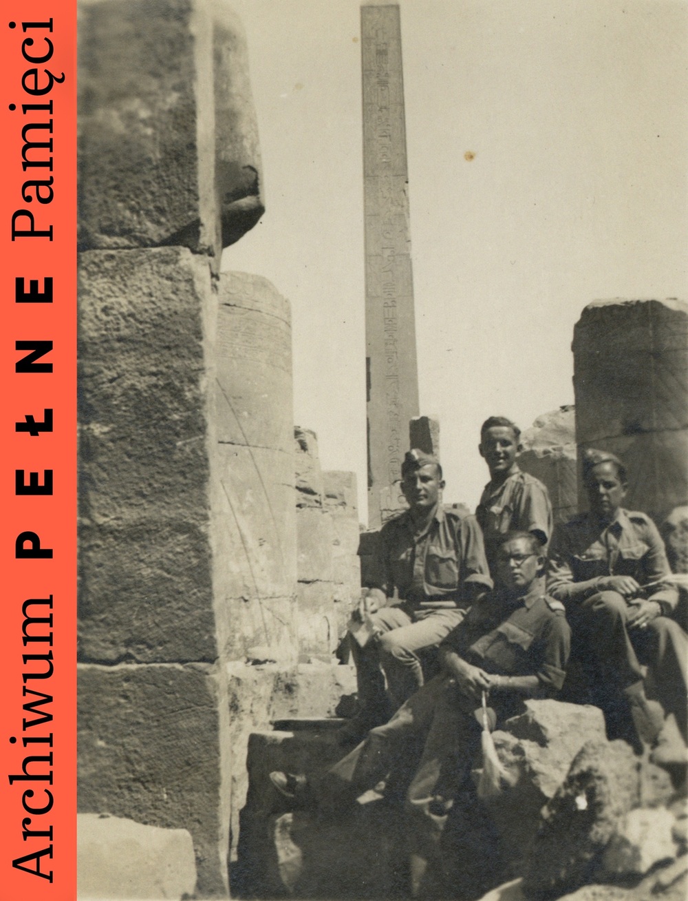 Żołnierze Brygady Strzelców Karpackich na tle kolumny w Karnaku, sygn. IPN Ka 1077/17