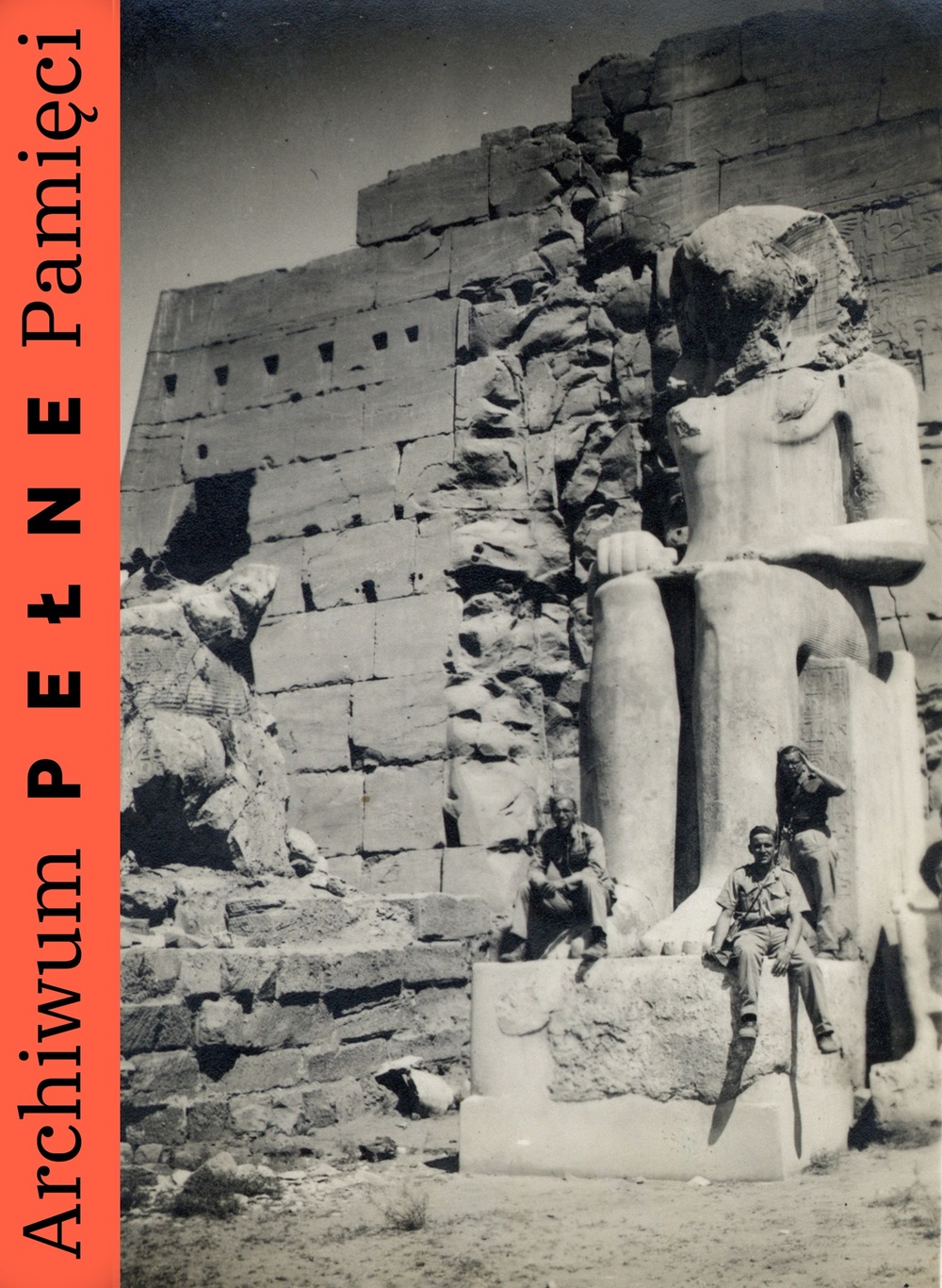 Żołnierze Brygady Strzelców Karpackich na tle starożytnego posągu w Karnaku, sygn. IPN Ka 1077/17