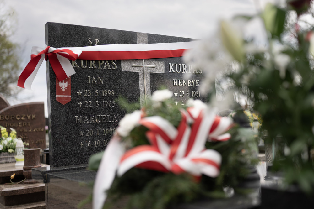 Uroczystość oznaczenia dwunastu grobów weteranów powstań śląskich znakiem pamięci „Tobie Polsko” w Mikołowie-Borowej Wsi, 19 kwietnia 2026. Fot.: IPN Krzysztof Łojko