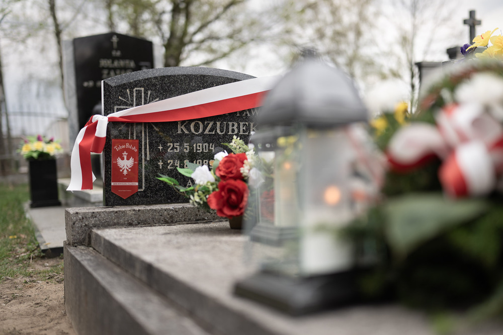 Uroczystość oznaczenia dwunastu grobów weteranów powstań śląskich znakiem pamięci „Tobie Polsko” w Mikołowie-Borowej Wsi, 19 kwietnia 2026. Fot.: IPN Krzysztof Łojko