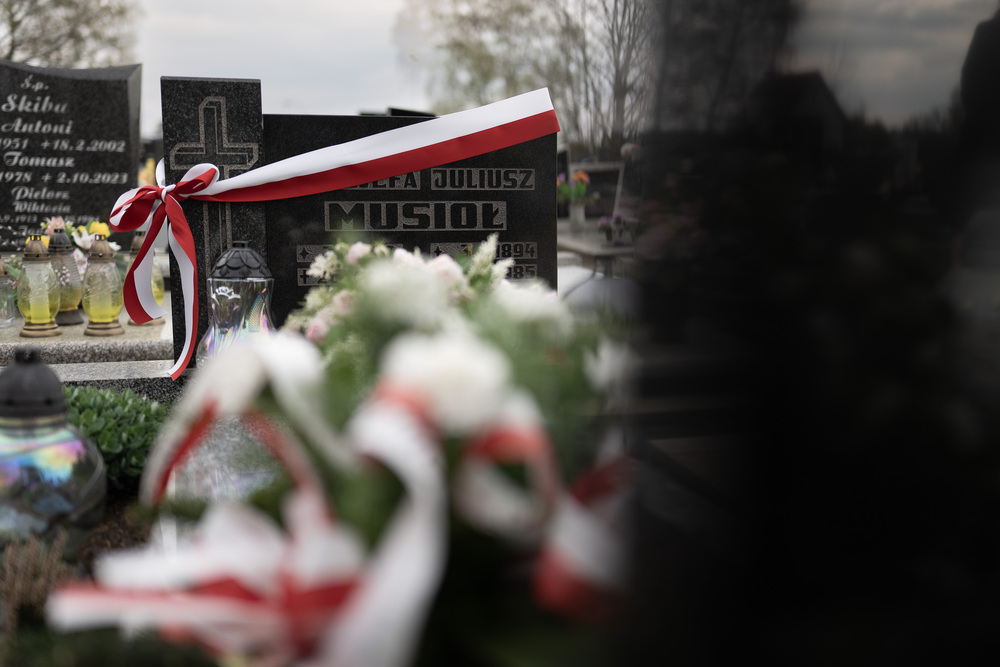 Uroczystość oznaczenia dwunastu grobów weteranów powstań śląskich znakiem pamięci „Tobie Polsko” w Mikołowie-Borowej Wsi, 19 kwietnia 2026. Fot.: IPN Krzysztof Łojko