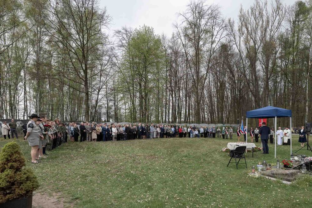 Uroczystość oznaczenia dwunastu grobów weteranów powstań śląskich znakiem pamięci „Tobie Polsko” w Mikołowie-Borowej Wsi, 19 kwietnia 2026. Fot.: IPN Krzysztof Łojko
