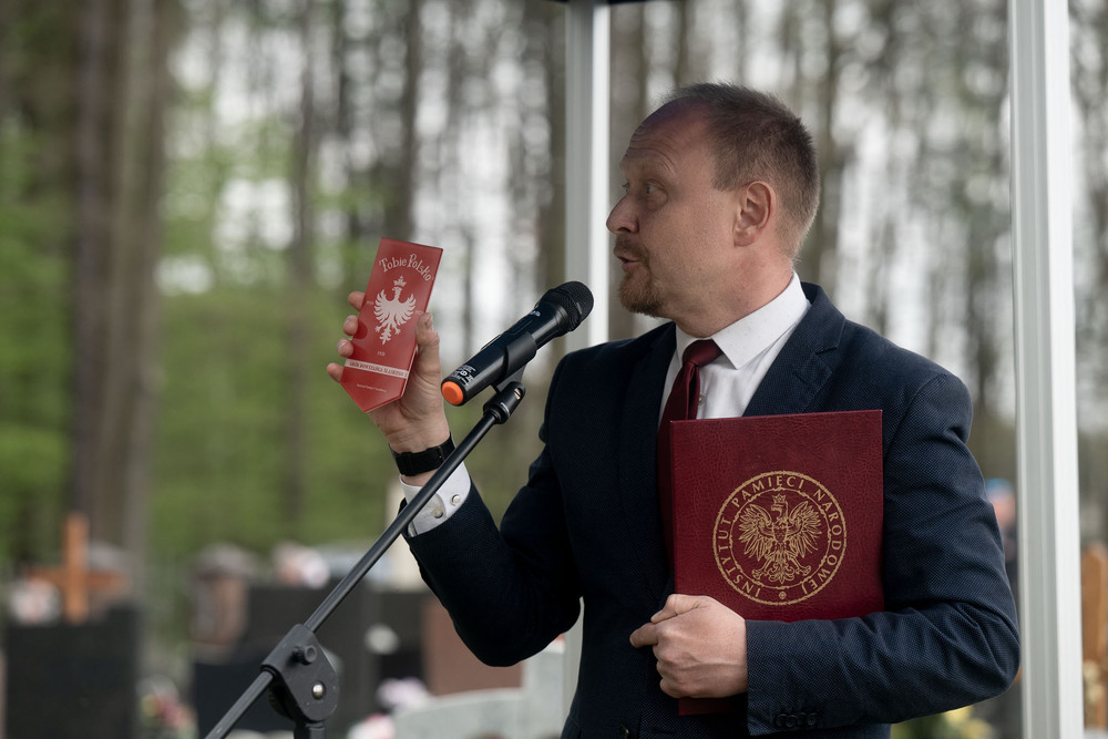 Uroczystość oznaczenia dwunastu grobów weteranów powstań śląskich znakiem pamięci „Tobie Polsko” w Mikołowie-Borowej Wsi, 19 kwietnia 2026. Fot.: IPN Krzysztof Łojko