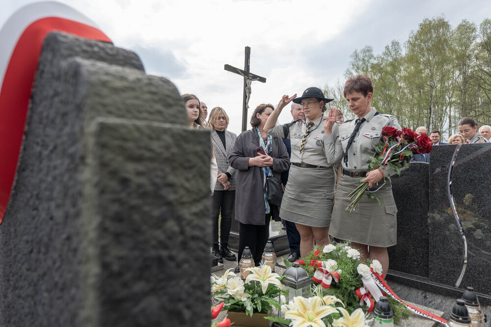 Uroczystość oznaczenia dwunastu grobów weteranów powstań śląskich znakiem pamięci „Tobie Polsko” w Mikołowie-Borowej Wsi, 19 kwietnia 2026. Fot.: IPN Krzysztof Łojko