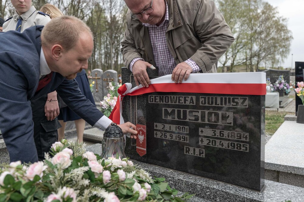 Uroczystość oznaczenia dwunastu grobów weteranów powstań śląskich znakiem pamięci „Tobie Polsko” w Mikołowie-Borowej Wsi, 19 kwietnia 2026. Fot.: IPN Krzysztof Łojko