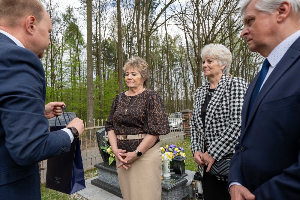 Uroczystość oznaczenia dwunastu grobów weteranów powstań śląskich znakiem pamięci „Tobie Polsko” w Mikołowie-Borowej Wsi, 19 kwietnia 2026. Fot.: IPN Krzysztof Łojko