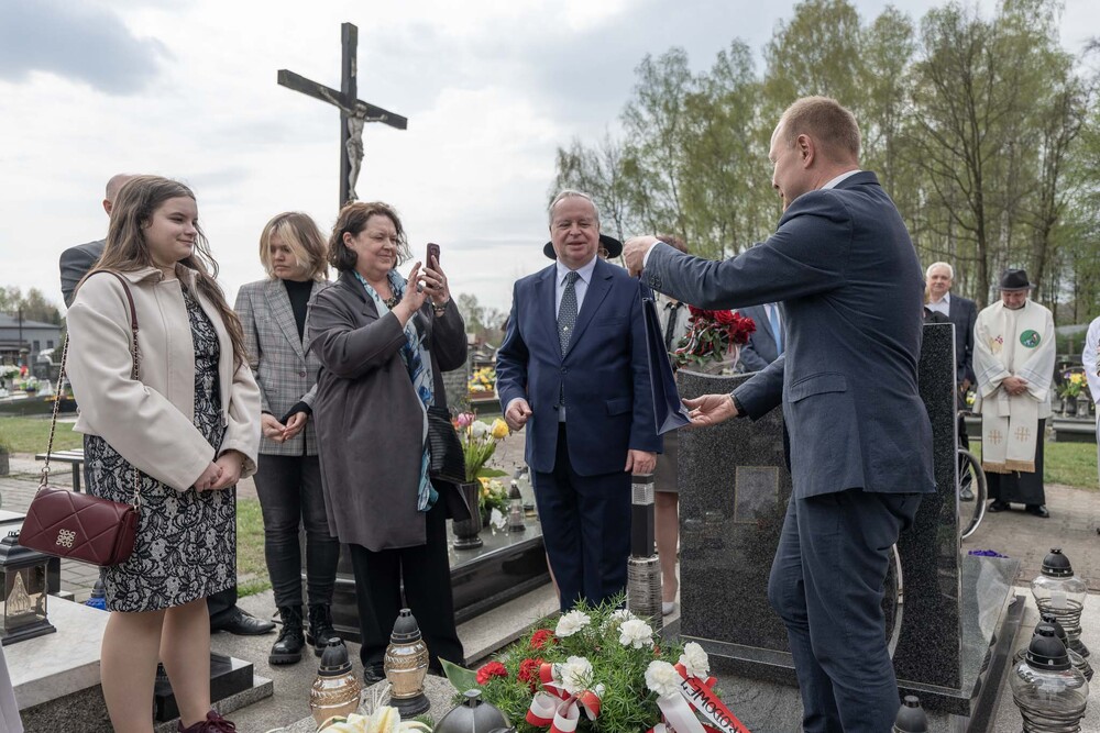 Uroczystość oznaczenia dwunastu grobów weteranów powstań śląskich znakiem pamięci „Tobie Polsko” w Mikołowie-Borowej Wsi, 19 kwietnia 2026. Fot.: IPN Krzysztof Łojko