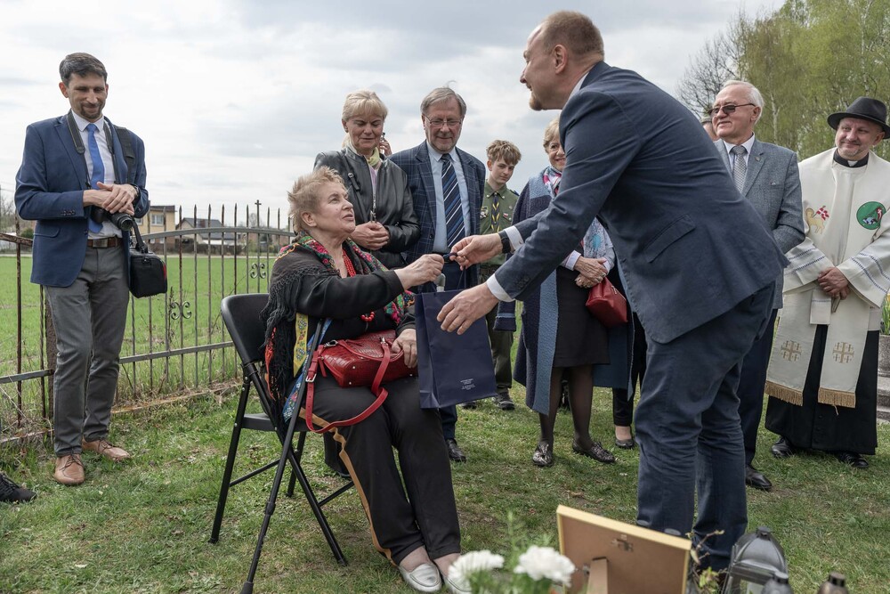 Uroczystość oznaczenia dwunastu grobów weteranów powstań śląskich znakiem pamięci „Tobie Polsko” w Mikołowie-Borowej Wsi, 19 kwietnia 2026. Fot.: IPN Krzysztof Łojko