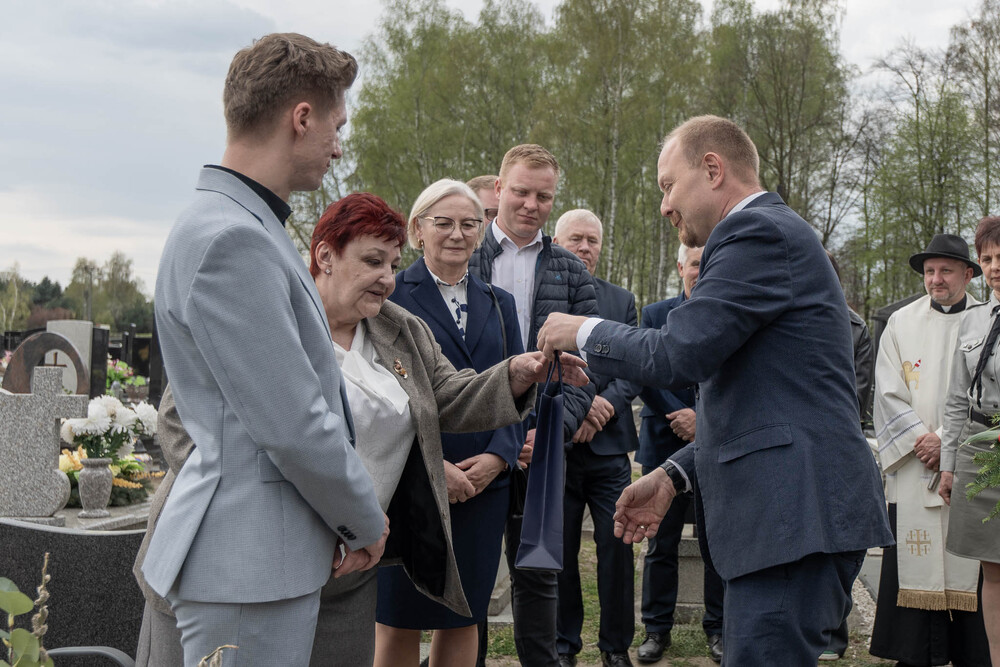 Uroczystość oznaczenia dwunastu grobów weteranów powstań śląskich znakiem pamięci „Tobie Polsko” w Mikołowie-Borowej Wsi, 19 kwietnia 2026. Fot.: IPN Krzysztof Łojko