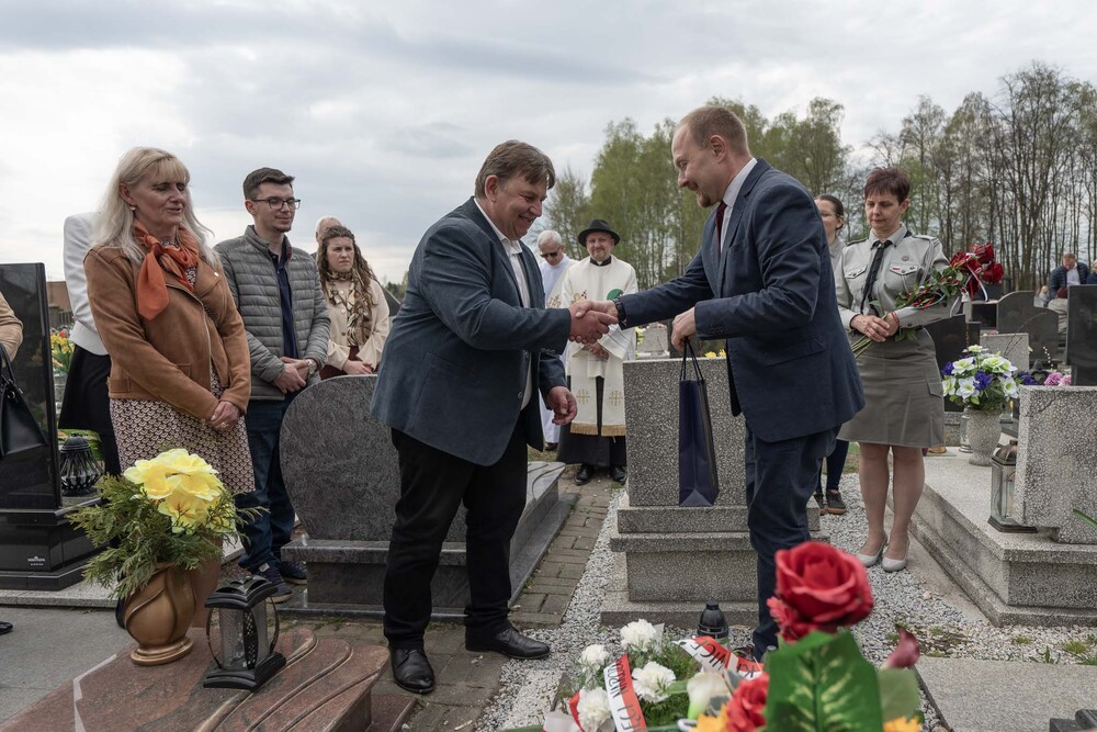 Uroczystość oznaczenia dwunastu grobów weteranów powstań śląskich znakiem pamięci „Tobie Polsko” w Mikołowie-Borowej Wsi, 19 kwietnia 2026. Fot.: IPN Krzysztof Łojko