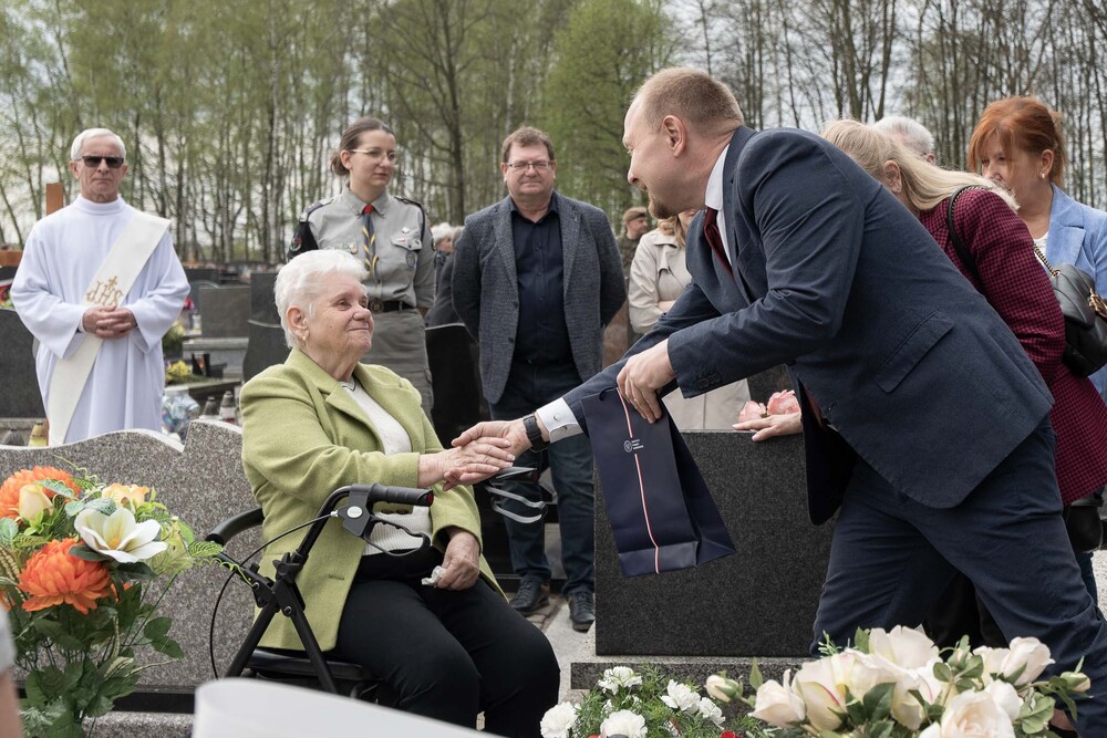 Uroczystość oznaczenia dwunastu grobów weteranów powstań śląskich znakiem pamięci „Tobie Polsko” w Mikołowie-Borowej Wsi, 19 kwietnia 2026. Fot.: IPN Krzysztof Łojko