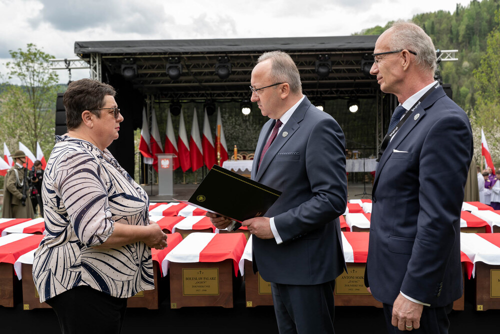 Uroczystości pogrzebowe żołnierzy NSZ ze zgrupowania kpt. Henryka Flamego „Bartka” – Kamesznica, 7 maja 2026. Fot.: IPN Krzysztof Łojko