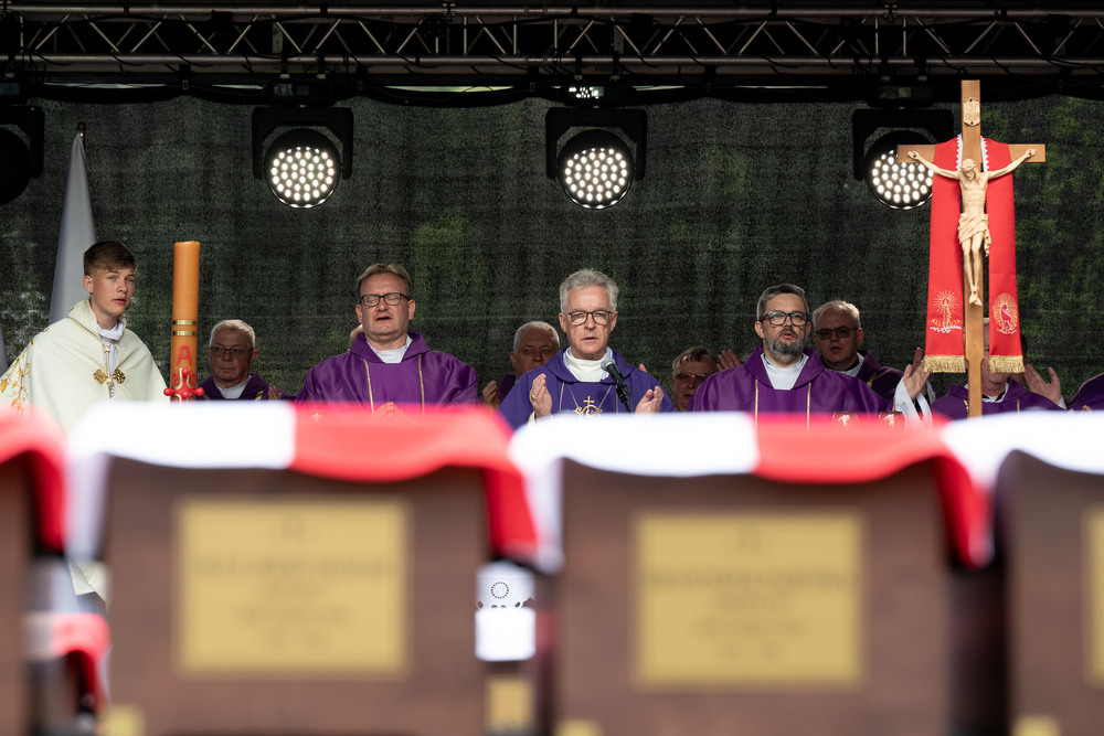 Uroczystości pogrzebowe żołnierzy NSZ ze zgrupowania kpt. Henryka Flamego „Bartka” – Kamesznica, 7 maja 2026. Fot.: IPN Krzysztof Łojko