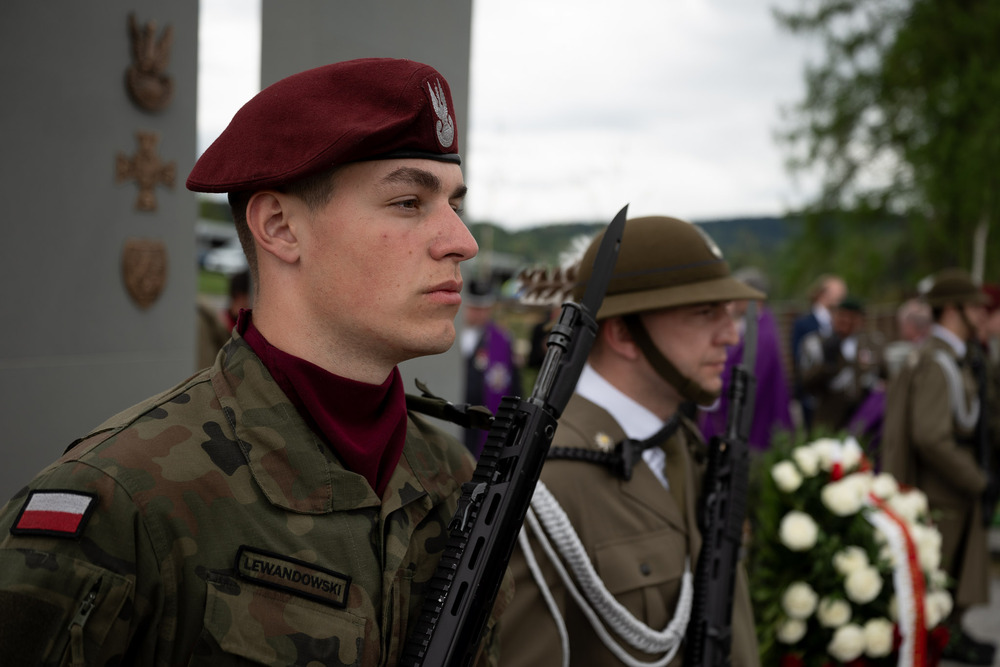 Uroczystości pogrzebowe żołnierzy NSZ ze zgrupowania kpt. Henryka Flamego „Bartka” – Kamesznica, 7 maja 2026. Fot.: IPN Krzysztof Łojko