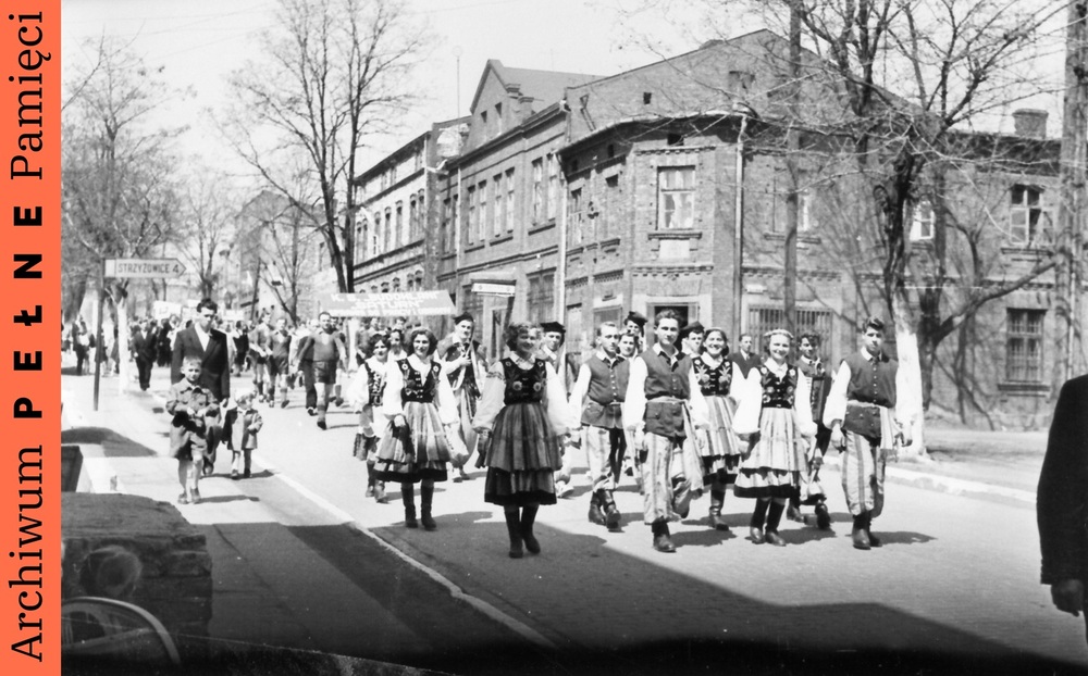 Pochód pierwszomajowy w Wojkowicach w dniu 1 maja 1955 r., sygn. IPN Ka 454/51, t. 4