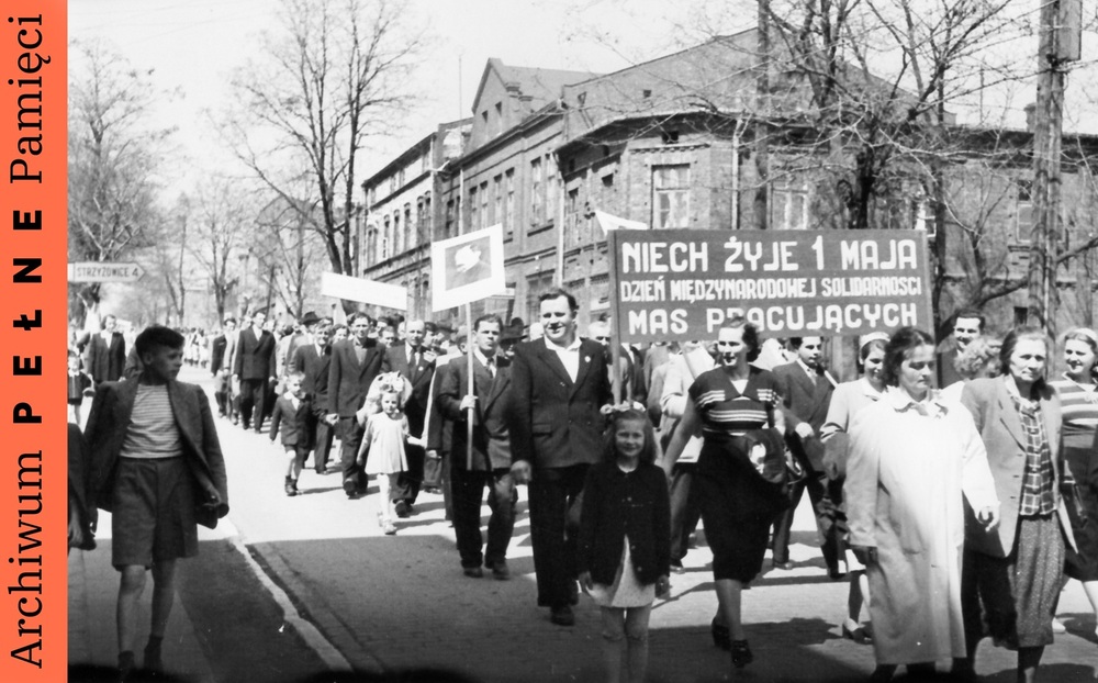 Pochód pierwszomajowy w Wojkowicach w dniu 1 maja 1955 r., sygn. IPN Ka 454/51, t. 4