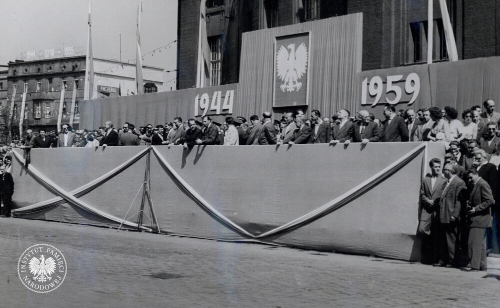 Uroczystości związane z Narodowym Świętem Odrodzenia Polski, 22 lipca 1959 r. Trybuna stoi obok teatru im. Stanisława Wyspiańskiego, oddział na motocyklach jedzie ulicą Warszawską w stronę Rynku. (IPN Ka 439/38)