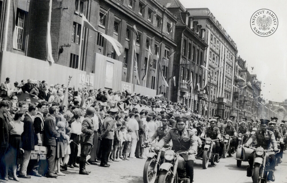 Uroczystości związane z Narodowym Świętem Odrodzenia Polski, 22 lipca 1959 r. Trybuna stoi obok teatru im. Stanisława Wyspiańskiego, oddział na motocyklach jedzie ulicą Warszawską w stronę Rynku. (IPN Ka 439/38)