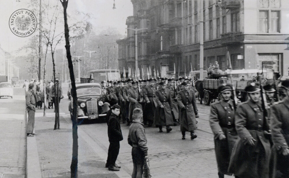 Przemarsz oddziałów MO (IPN Ka 439/38)