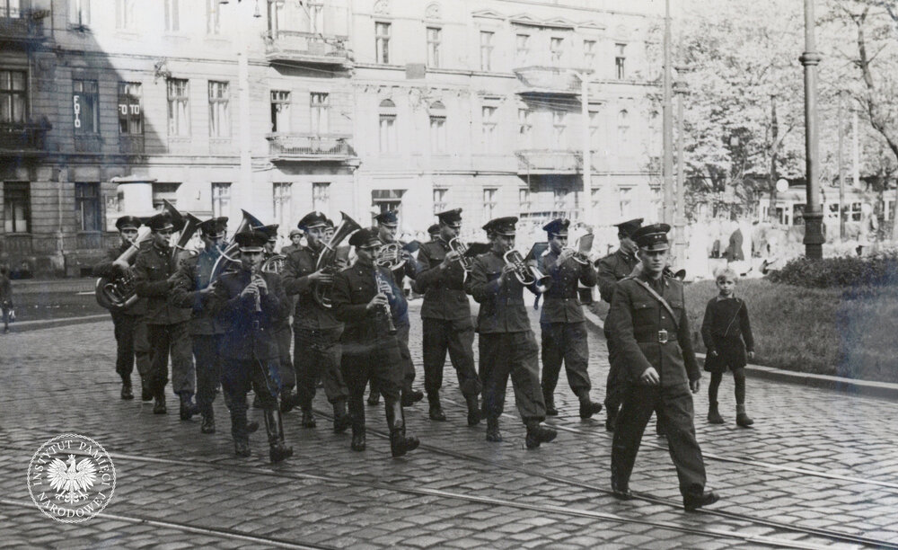 Przemarsz oddziałów MO. Zdjęcie zrobione prawdopodobnie przy Placu Wolności, u zbiegu z ul. Gliwicką (IPN Ka 439/38)