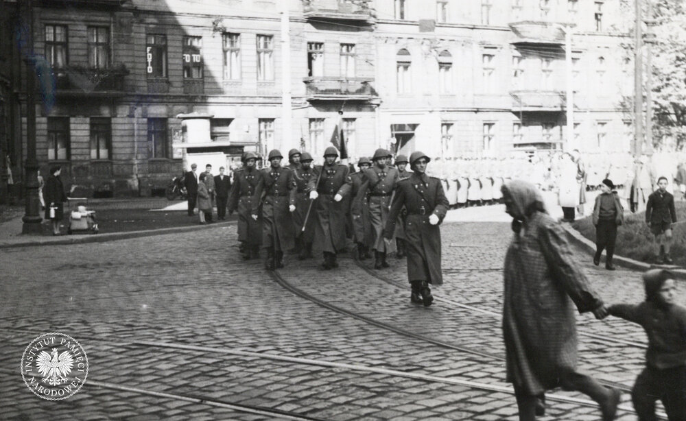 Przemarsz oddziałów MO. Zdjęcie zrobione prawdopodobnie przy Placu Wolności, u zbiegu z ul. Gliwicką (IPN Ka 439/38)