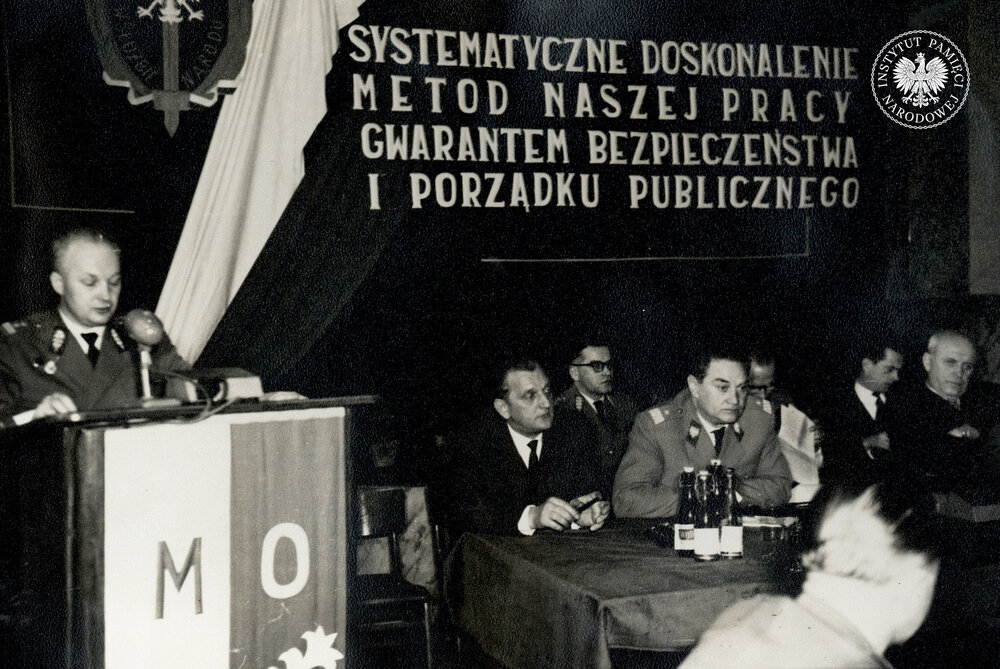 Spotkanie przypuszczalnie z okazji rocznicy powołania MO. Przemawia komendant wojewódzki MO, ppłk Karol Stawarz, lata sześćdziesiąte XX w. (IPN Ka 439/38)