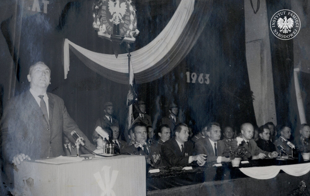 Spotkanie funkcjonariuszy MO z I Sekretarzem KW PZPR w Katowicach Edwardem Gierkiem, przypuszczalnie z okazji rocznicy powołania MO, 1963 r. (IPN Ka 439/38)