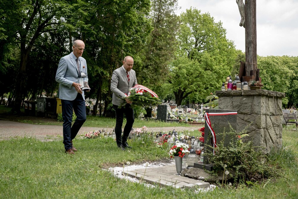 Złożenie kwiatów pod tablicą upamiętniającą członków Krajowego Ośrodka „Kraj” – Zabrze, 13 maja 2026. Fot.: IPN Krzysztof Łojko