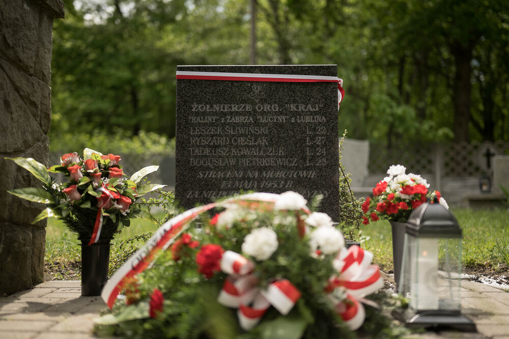 Złożenie kwiatów pod tablicą upamiętniającą członków Krajowego Ośrodka „Kraj” – Zabrze, 13 maja 2026. Fot.: IPN Krzysztof Łojko