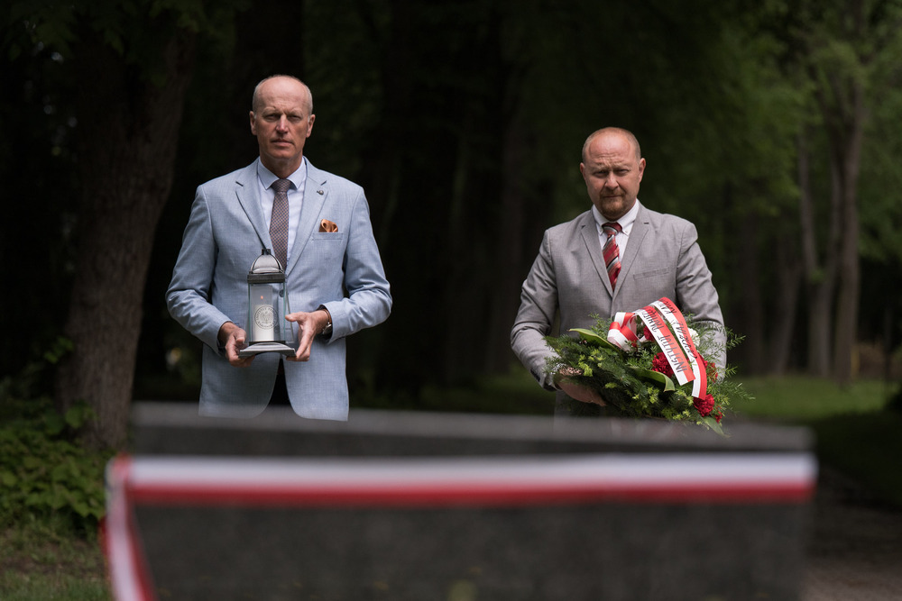 Złożenie kwiatów pod tablicą upamiętniającą członków Krajowego Ośrodka „Kraj” – Zabrze, 13 maja 2026. Fot.: IPN Krzysztof Łojko