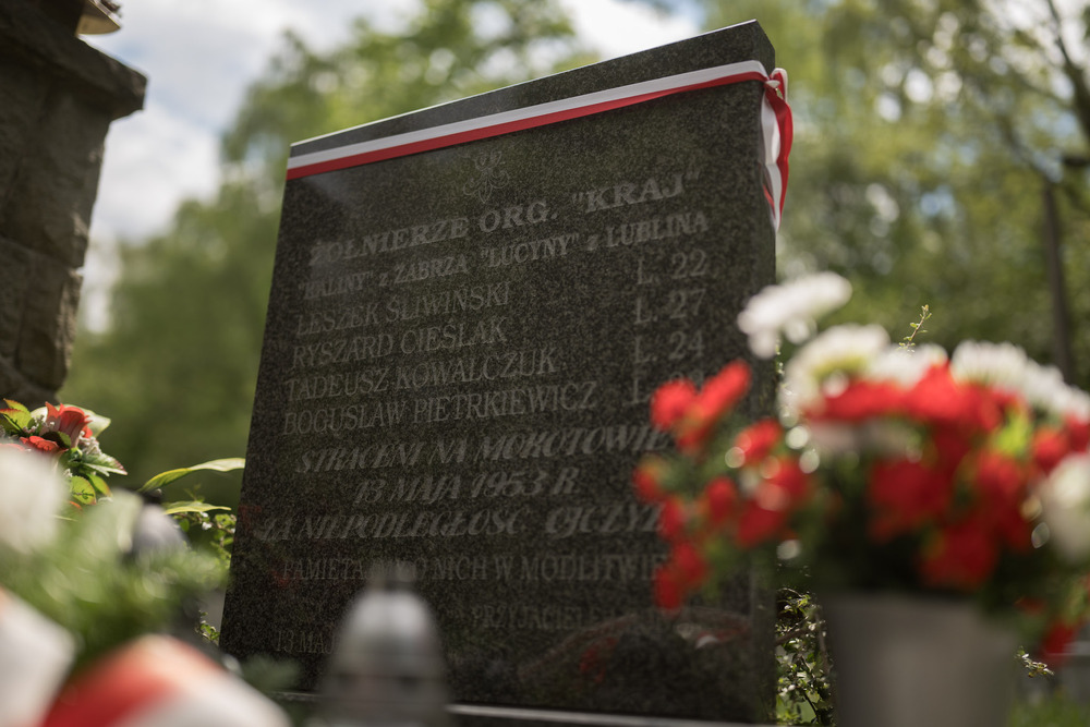 Złożenie kwiatów pod tablicą upamiętniającą członków Krajowego Ośrodka „Kraj” – Zabrze, 13 maja 2026. Fot.: IPN Krzysztof Łojko