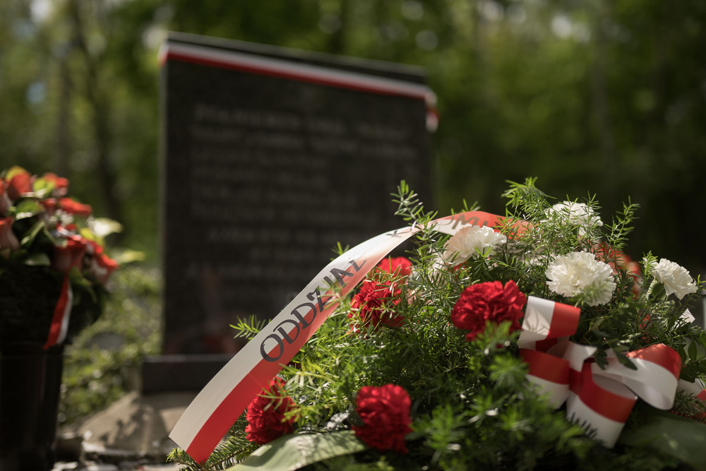 Złożenie kwiatów pod tablicą upamiętniającą członków Krajowego Ośrodka „Kraj” – Zabrze, 13 maja 2026. Fot.: IPN Krzysztof Łojko