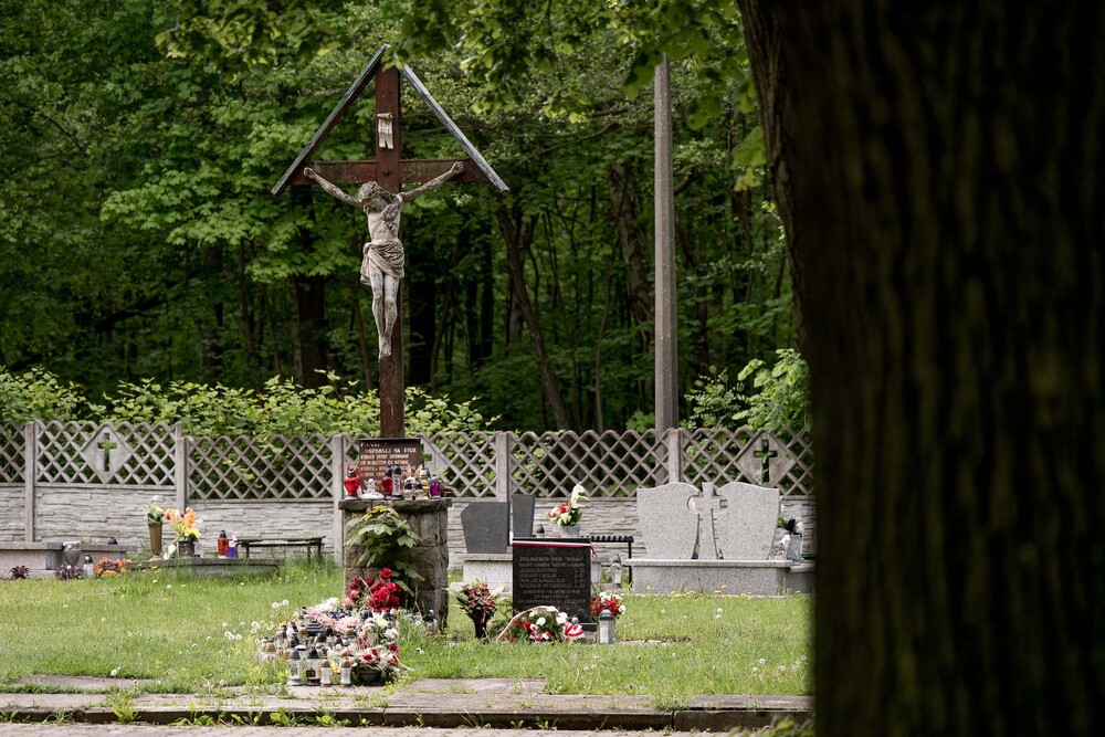 Złożenie kwiatów pod tablicą upamiętniającą członków Krajowego Ośrodka „Kraj” – Zabrze, 13 maja 2026. Fot.: IPN Krzysztof Łojko