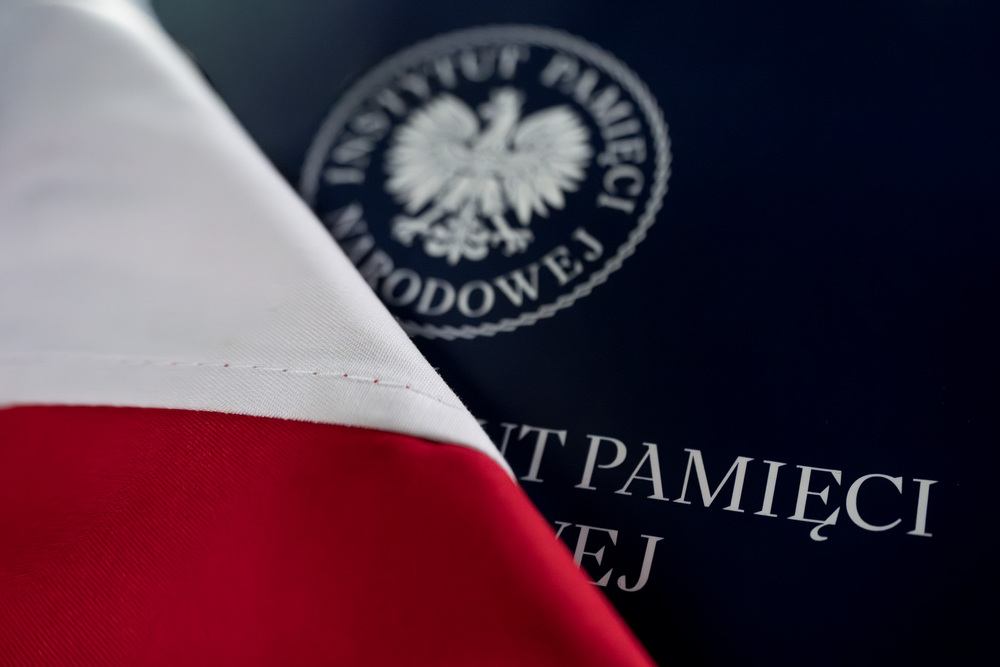 Przekazanie flag państwowych rodzinom żołnierzy NSZ ze zgrupowania kpt. Henryka Flamego „Bartka” – 18 maja 2026. Fot.: IPN Krzysztof Łojko