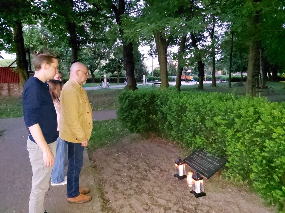 Znicze pamięci w 78. rocznicę śmierci rtm. Witolda Pileckiego w Chorzowie Batorym.