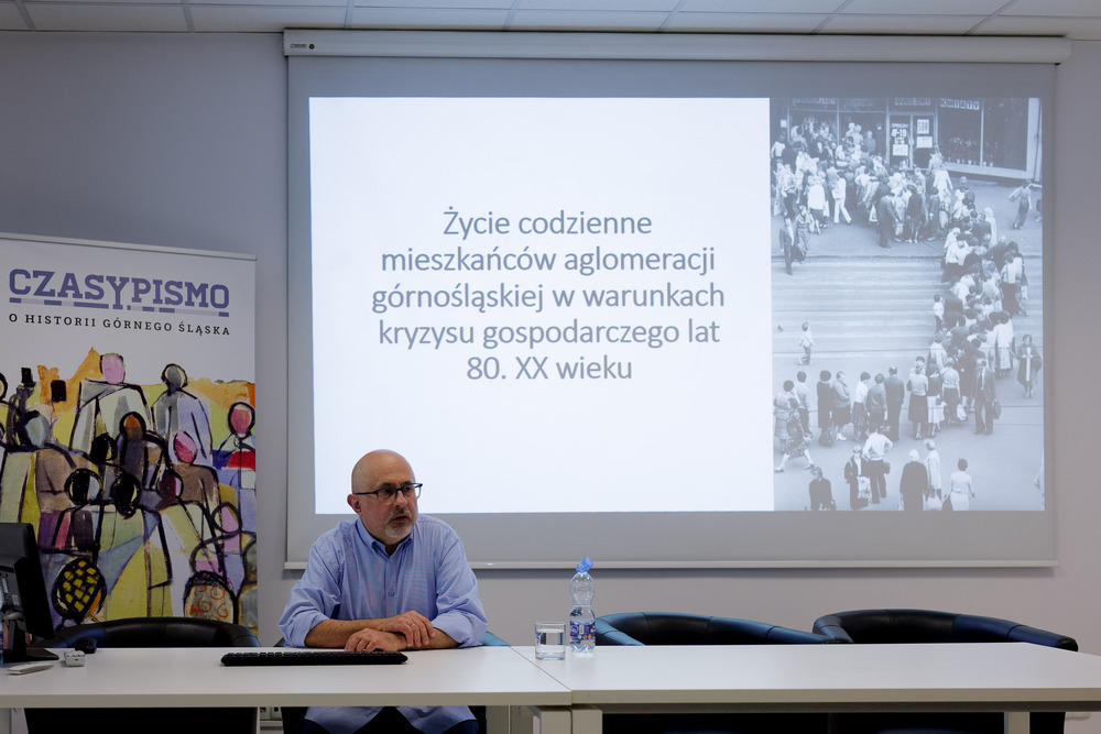 Wykład dr. Bogusława Tracza „Życie codzienne mieszkańców aglomeracji górnośląskiej w warunkach kryzysu gospodarczego lat 80. XX wieku”. Fot.: IPN Krzysztof Łojko