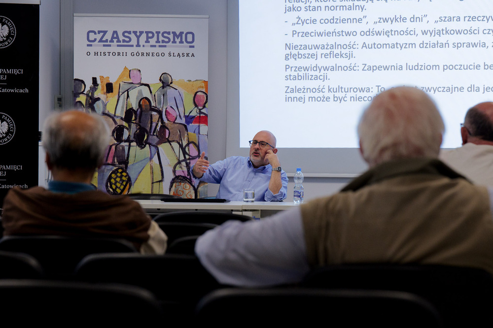 Wykład dr. Bogusława Tracza „Życie codzienne mieszkańców aglomeracji górnośląskiej w warunkach kryzysu gospodarczego lat 80. XX wieku”. Fot.: IPN Krzysztof Łojko