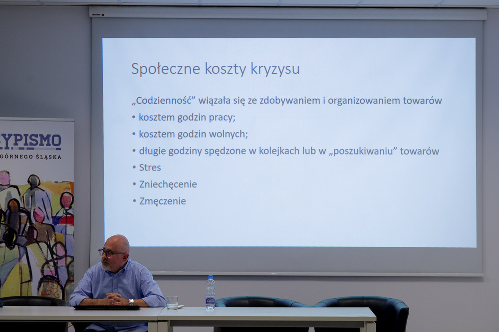 Wykład dr. Bogusława Tracza „Życie codzienne mieszkańców aglomeracji górnośląskiej w warunkach kryzysu gospodarczego lat 80. XX wieku”. Fot.: IPN Krzysztof Łojko