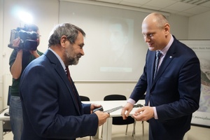 W trakcie uroczystości dyrektor NBP Oddziału Okręgowego w Katowicach Grzegorz Bomba uhonorował monetą NBP ppor. Janusza Kwapisza.