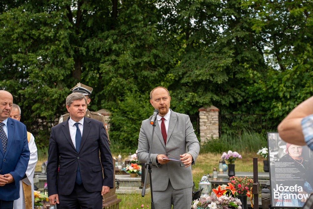 Oznaczenia grobów Józefy i Tomasza Bramowskich znakiem pamięci ,,Tobie Polsko”. Fot. Kamil Zok  5. Pułk Chemiczny im. gen. broni Leona Berbeckiego w Tarnowskich Górach