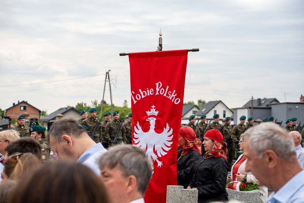 Oznaczenia grobów Józefy i Tomasza Bramowskich znakiem pamięci ,,Tobie Polsko”. Fot. Kamil Zok  5. Pułk Chemiczny im. gen. broni Leona Berbeckiego w Tarnowskich Górach