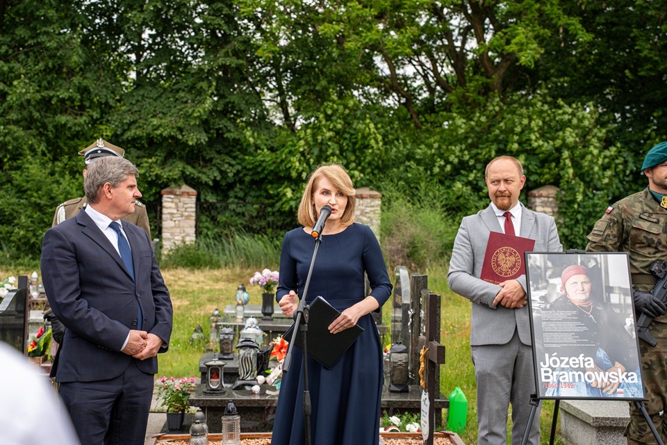 Oznaczenia grobów Józefy i Tomasza Bramowskich znakiem pamięci ,,Tobie Polsko”. Fot. Kamil Zok  5. Pułk Chemiczny im. gen. broni Leona Berbeckiego w Tarnowskich Górach