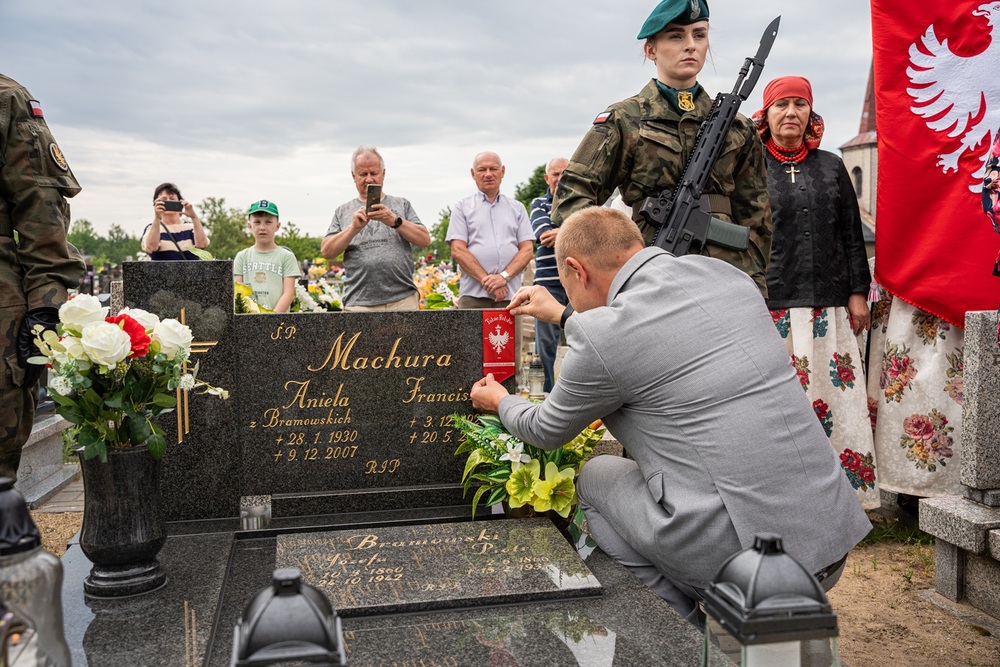 Oznaczenia grobów Józefy i Tomasza Bramowskich znakiem pamięci ,,Tobie Polsko”. Fot. Kamil Zok  5. Pułk Chemiczny im. gen. broni Leona Berbeckiego w Tarnowskich Górach