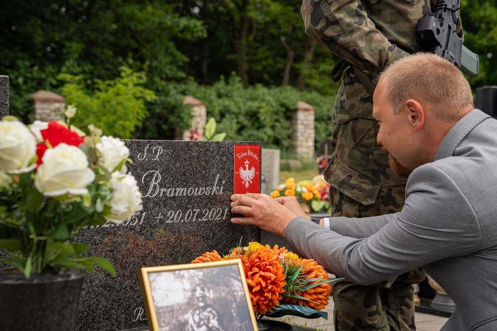 Oznaczenia grobów Józefy i Tomasza Bramowskich znakiem pamięci ,,Tobie Polsko”. Fot. Kamil Zok  5. Pułk Chemiczny im. gen. broni Leona Berbeckiego w Tarnowskich Górach