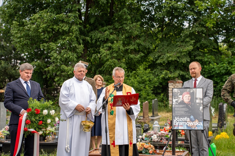 Oznaczenia grobów Józefy i Tomasza Bramowskich znakiem pamięci ,,Tobie Polsko”. Fot. Kamil Zok  5. Pułk Chemiczny im. gen. broni Leona Berbeckiego w Tarnowskich Górach