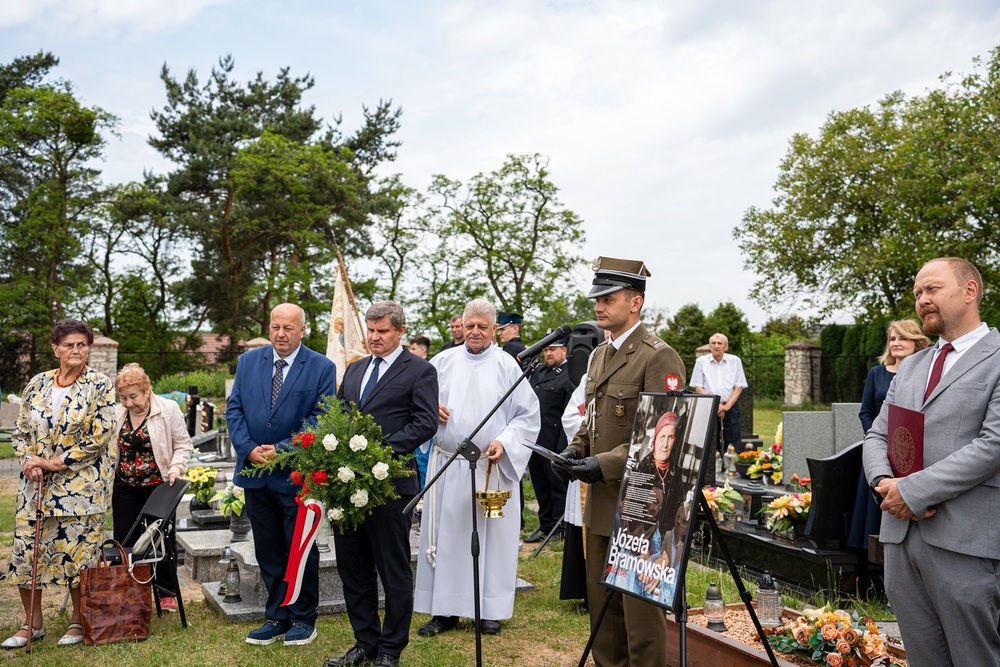 Oznaczenia grobów Józefy i Tomasza Bramowskich znakiem pamięci ,,Tobie Polsko”. Fot. Kamil Zok  5. Pułk Chemiczny im. gen. broni Leona Berbeckiego w Tarnowskich Górach